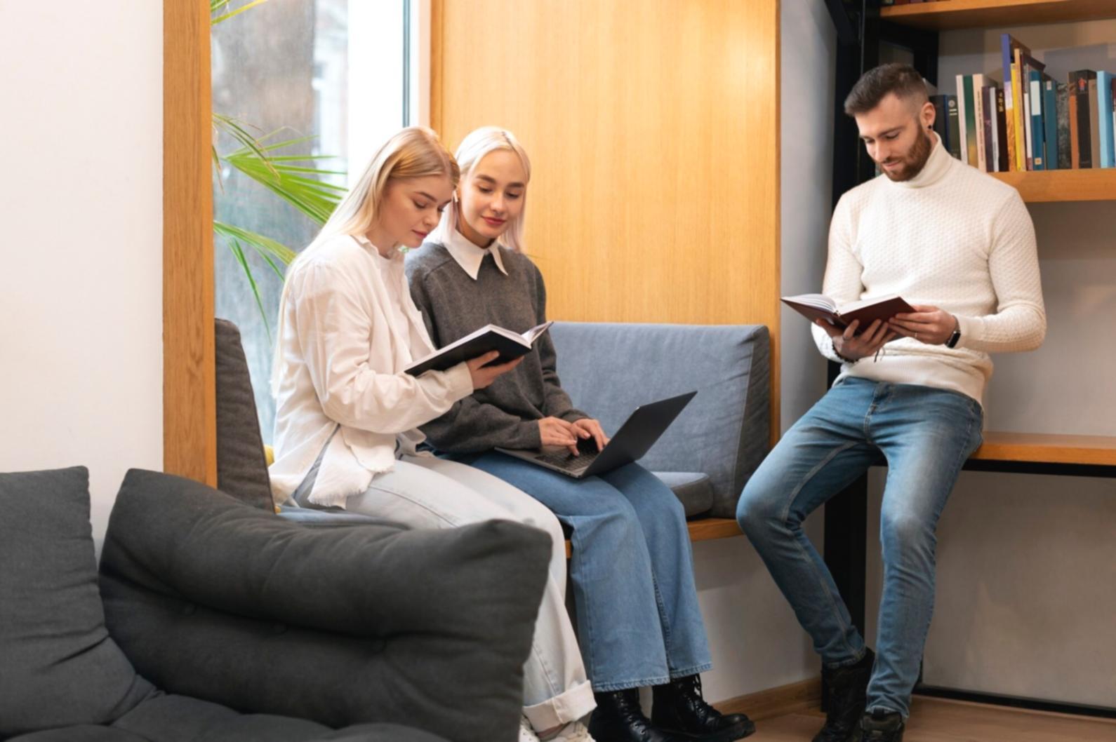 Authentisches Beratungsgespräch zwischen Verkäufer und Kunden